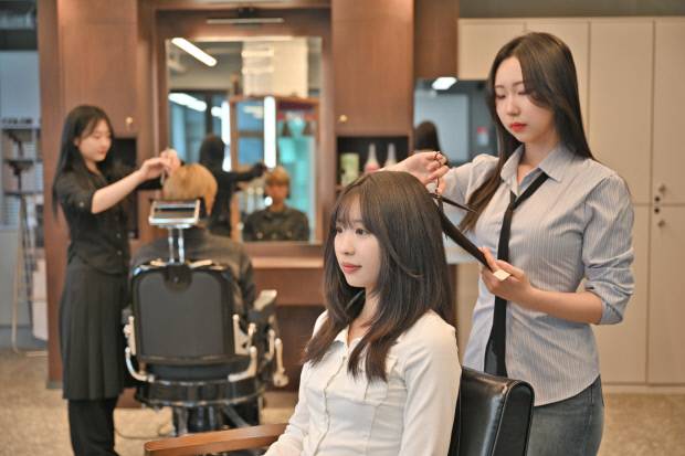 경북전문대학교 뷰티케어과 학생이 커트 실습을 하고 있다. 사진=경북전문대학교 제공