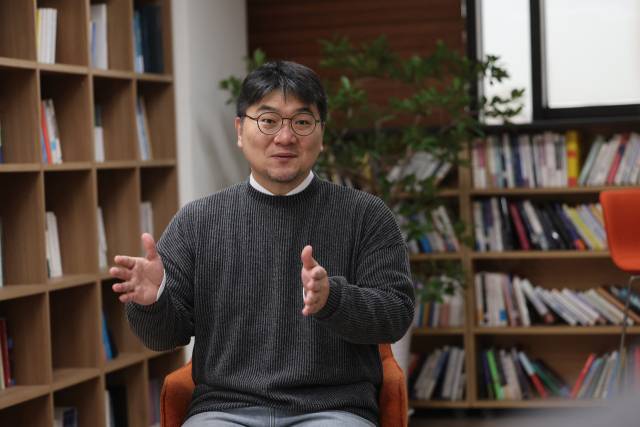 한국정밀소재산업 윤형수 대표가 국내 최초로 개발한 초경량 방탄 소재 기술에에 대해 설명하고 있다. 이재찬 기자 chan@