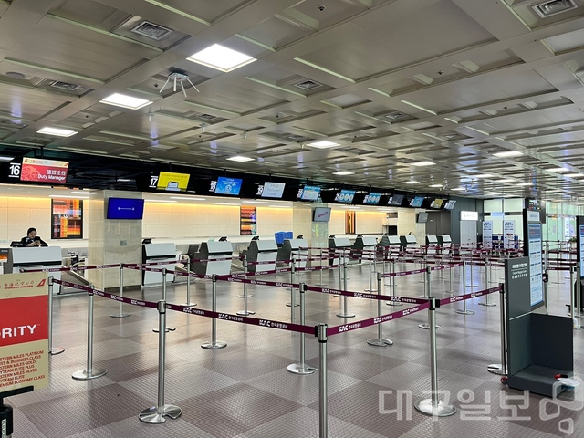 한산한 분위기의 대구공항 국제선 카운터. 대구일보DB