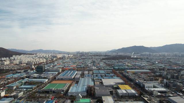 고환율이 이어지면서 대구 지역 기업들이 원가와 물류비 부담을 호소하고 있다. 원자재와 부품을 수입에 의존하는 제조업체들은 비용 부담이 커지고 있고 수출 비중이 있는 기업들조차 환율 상승이 곧바로 이익 개선으로 이어지지 않는다고 입을 모은다. 사진은 대구 성서산업단지 전경. 대구일보 DB