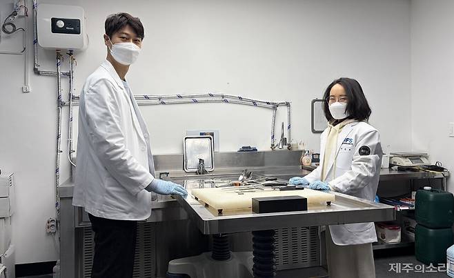 옛 제주경찰교육센터에 마련된 법과학분석실. 실제 부검이 이뤄지는 부검대 앞에서 최승우 국립과학수사연구원 제주분원 법의감정관(사진 왼쪽)과 안지연 법의관이 마스크를 쓴 채 카메라를 바라보고 있다. ⓒ제주의소리