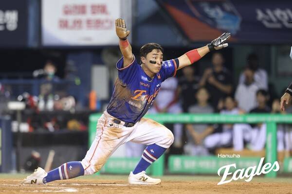 손아섭이 홈에서 세이프 되고 있다. (사진=한화)