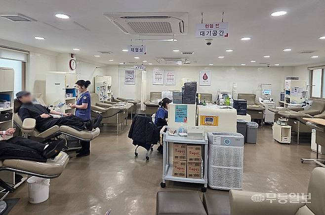 올해 1월 들어 혈액보유량은 하루 평균 2.7일분에 머물며 위기 상황이 지속되고 있는 가운데 학생, 직장인들의 발걸음이 이어졌던 광주 북구 헌혈의집 전대용본센터 채혈실이 거의 비어 있다.