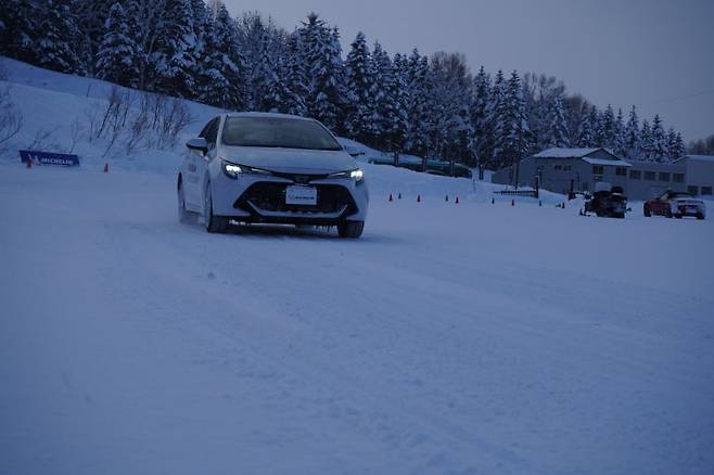 크로스 클라이밋 3 스포츠를 장착한 코롤라 스포츠를 타고 라브4로 주행한 코스를 다시 한 번 더 주행해 크로스 클라이밋 3와 크로스 클라이밋 3 스포츠의 차이점을 느꼈다. 사진=미쉐린 코리아