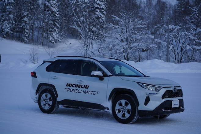 크로스 클라이밋 3 타이어를 장착한 라브4로 눈길 주행을 하고 있다. 사진=미쉐린 코리아