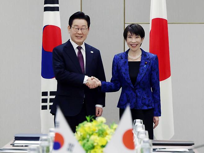 이재명 대통령과 다카이치 사나에 일본 총리가 13일(현지 시간) 나라현 회담장에서 한일 확대 정상회담 기념촬영을 하고 있다. 사진=뉴시스