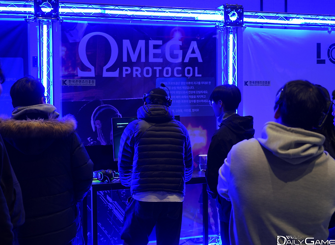 학생들이 서로의 게임을 시연하며 의견을 주고받는 모습을 볼 수 있었다.