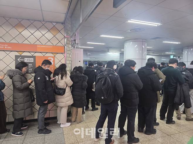 13일 오전 서울 서초구 교대역에서 버스 파업으로 평소보다 긴 줄이 서 있다. (사진=김현재 기자)