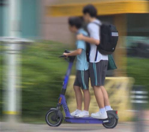 학생 2명이 헬맷 착용 없이 불법으로 전동킥보드를 운행하고 있다. (사진=인천시)