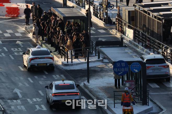 서울 시내버스 노동조합이 무기한 전면파업에 돌입에 들어간지 첫 날인 13일 서울역 택시 승하차장에 시민들과 관광객들이 몰리고 있다.(사진=이영훈 기자)