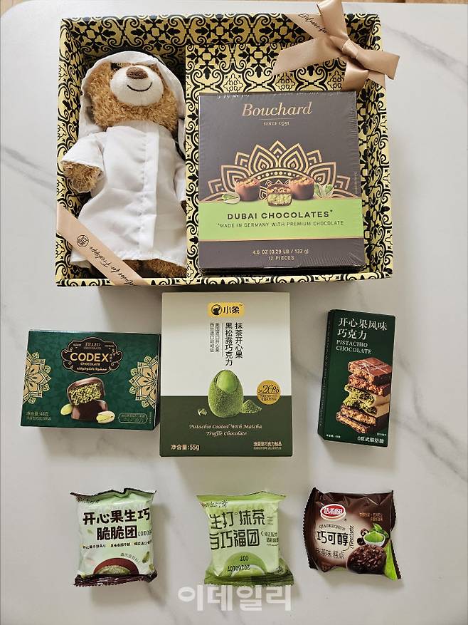 중국 인터넷에서 검색해서 산 두바이 초콜릿 관련 제품. 두바이에서 왔다고 전통 복장을 갖춘 인형을 넣어준 것도 있다. (사진=이데일리 이명철 특파원)