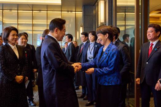 이재명 대통령이 13일 일본 나라현 회담장에서 열린 확대 회담에 앞서 마중 나온 다카이치 사나에 일본 총리와 악수하고 있다. (사진=뉴스1)