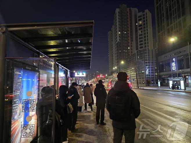 서울 시내버스가 총파업에 돌입한 13일 오전 서울 은평구 증산동의 한 버스정류장에서 시민들이 버스를 기다리고 있다. 서울 시내버스가 파업으로 멈춰 서는 것은 2024년 이후 약 2년 만이다. 2026.1.13/뉴스1 ⓒ News1 황덕현 기후환경전문기자