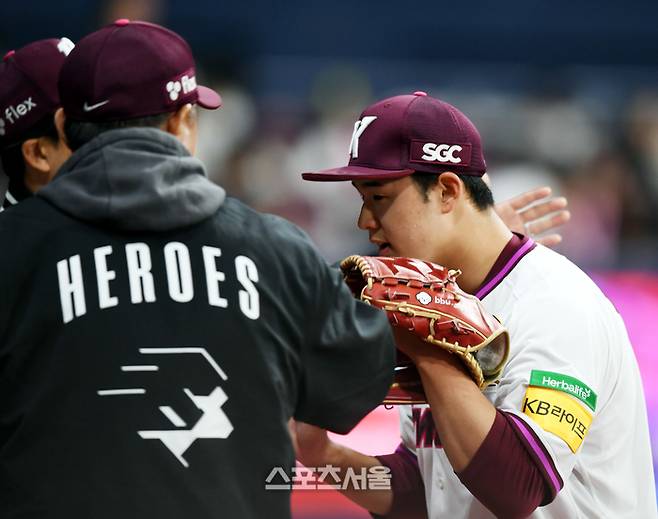 키움 정현우가 18일 서울 고척스카이돔에서 열린 2025 KBO리그 시범경기 롯데와 경기 1회 투구 후 홍원기 전 감독과 하이파이브를 하고 있다. 고척 | 최승섭 기자 thunder@sportsseoul.com