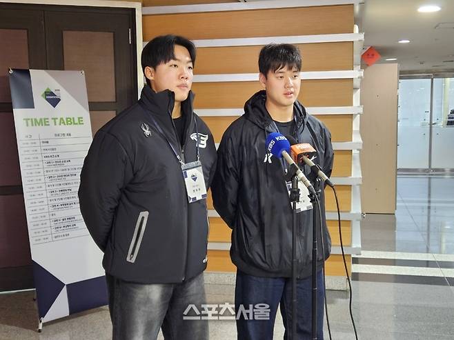 2025 KBO 신인드래프트 전체 1순위 키움 정현우(오른쪽)와 2순위 한화 정우주가 7일 대전컨벤션센터에서 열린 2024 KBO 신인 오리엔테이션 현장에서 인터뷰를 하고 있다. 대전 | 김동영 기자 raining99@sportsseoul.com