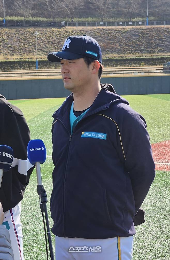 히로시마 출신 오카다 아키타케가 13일 울산 문수경기장에서 열린 울산 프로야구단 공개 트라이아웃 후 취재진 인터뷰에 응하고 있다. 울산 | 강윤식 기자 skywalker@sportsseoul.com