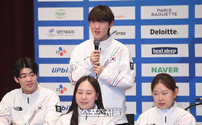 쇼트트랙 임종언이 7일 진천 국가대표선수촌에서 열린 2026 국가대표선수단 훈련개시 및 밀라노코르티나동게올림픽대회 D-30 미디어데이에서 기자의 질문에 답하고 있다. 진천 | 최승섭기자 thunder@sportsseoul.com