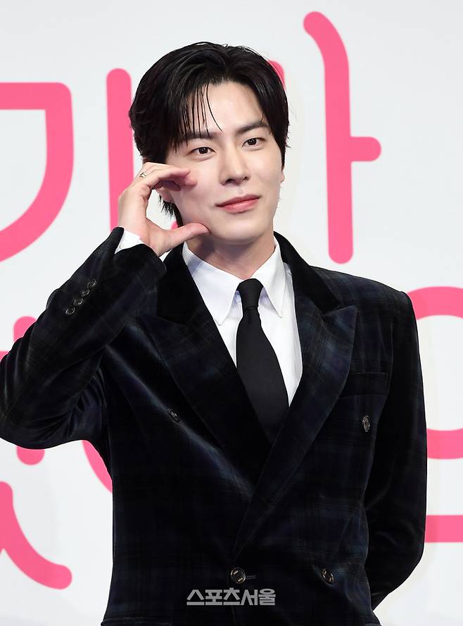 배우 홍종현이 13일 서울 구로구 더링크서울 트리뷰트 포트폴리오 호텔에서 진행된 채널A 새 토일드라마 ‘아기가 생겼어요’ 제작발표회에서 취재진을 향해 포즈를 취하고 있다. 2026. 1. 13. 박진업 기자 upandup@sportsseoul.com