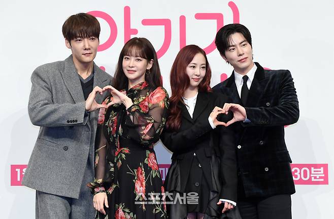13일 서울 구로구 더링크서울 트리뷰트 포트폴리오 호텔에서 진행된 채널A 새 토일드라마 ‘아기가 생겼어요’ 제작발표회에서 주연 배우들이 취재진을 향해 포즈를 취하고 있다. 왼쪽부터 최진혁, 오연서, 김다솜, 홍종현. 2026. 1. 13. 박진업 기자 upandup@sportsseoul.com