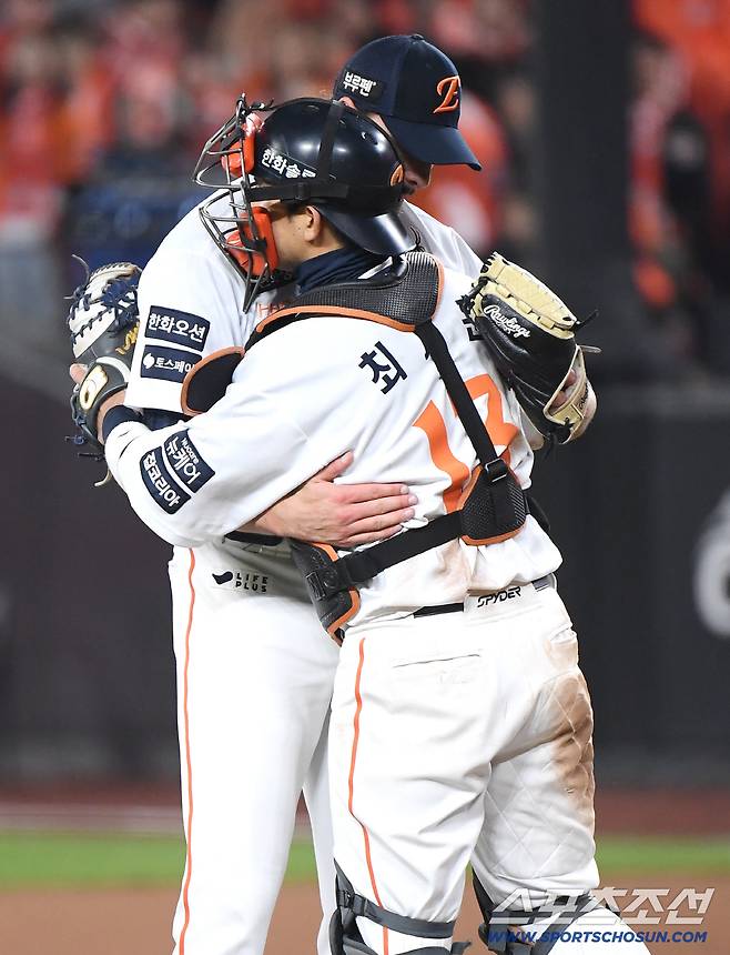 30일 대전 한화생명볼파크에서 열린 LG와 한화의 한국시리즈 4차전. 8회초 2사 후 신민재에게 안타를 허용한 와이스가 교체되며 최재훈과 포옹하고 있다. 대전=정재근 기자 cjg@sportschosun.com/2025.10.30/