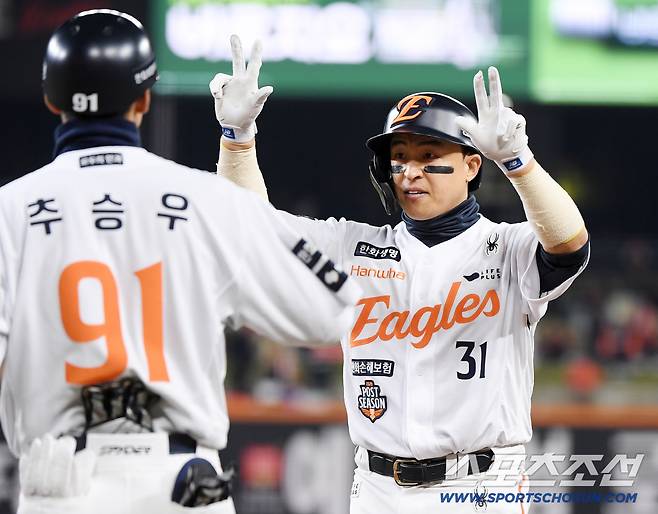 29일 대전 한화생명볼파크에서 열린 LG와 한화의 한국시리즈 3차전. 8회말 무사 2루 손아섭이 안타를 친 후 기뻐하고 있다. 대전=정재근 기자 cjg@sportschosun.com/2025.10.29/