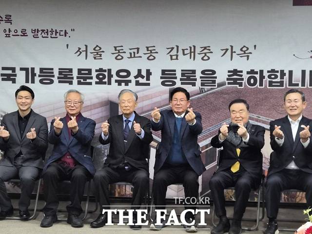 12일 서울 마포구청에서 김대중 전 대통령 사저의 국가유산 등록을 기념하기 위해 과거의 '동교동계' 민주화 인사들이 모였다. (사진 왼쪽 세번째부터) 권노갑 더불어민주당 고문, 박강수 서울 마포구청장, 문희상 전 국회의장. /서울 마포구=오승혁 기자