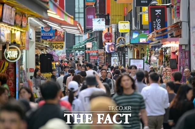 고물가 등 소비 위축에도 불구하고 백화점 업계는 고환율 수혜를 입은 외국인 관광객의 소비 증대를 발판 삼아 유일하게 경기 전망이 좋을 것으로 나타났다. 사진은 지난해 9월 중국인 단체관광객에 대한 무비자 입국 시행 후 서울 중구 명동 일대 모습. /더팩트 DB