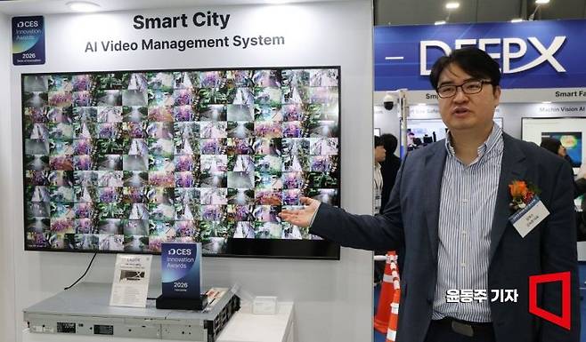 김녹원 딥엑스 대표가 아시아경제와 인터뷰 도중 현대차 도심형 스마트 관제 시스템을 소개하고 있다. 윤동주 기자