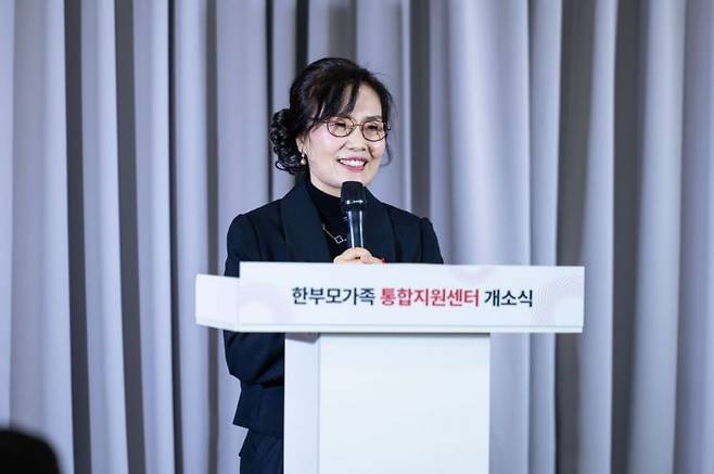 애터미 도경희 부회장이 한부모가족 통합센터 개소식에서 인사말을 하고있다/애터미