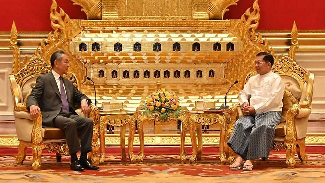 중국 고위급 관료 가운데 처음으로 미얀마 선거를 공개적으로 지지한 왕이 외교부장은 2024년 8월 미얀마 수도 네피도에서 민 아웅 흘라잉 최고사령관을 만난 자리에서 이러한 뜻을 전했다