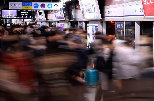 서울 시내버스 노동조합이 무기한 전면파업에 돌입한 13일 서울역에서 시민들이 지하철을 이용해 출근하고 있다. /뉴스1