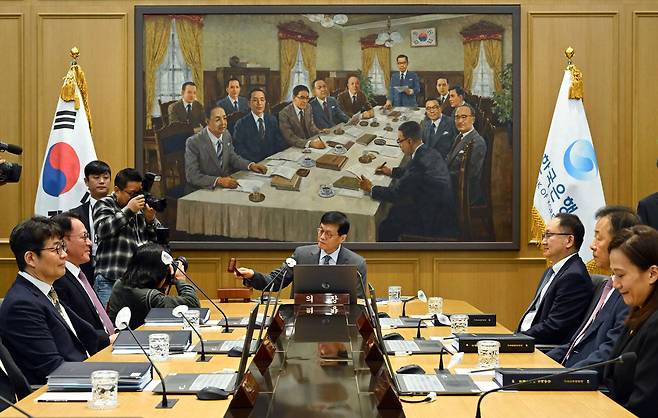 이창용 한국은행 총재가 지난해 11월 27일 서울 중구 한국은행에서 열린 금융통화위원회 본회의에서 의사봉을 두드리고 있다. /뉴스1