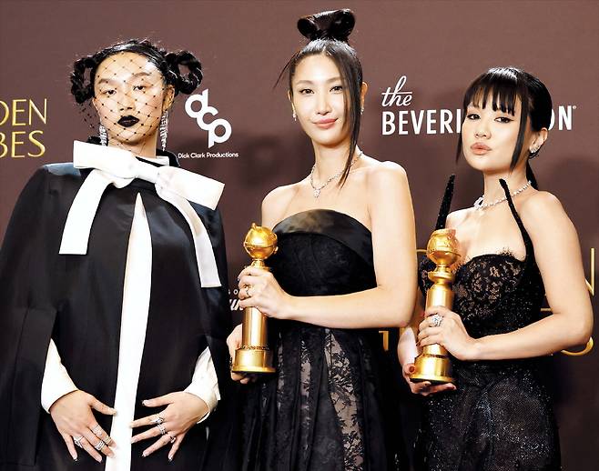 11일(현지 시각) 미국 비벌리힐스에서 열린 제83회 골든글로브 시상식에서 ‘케이팝 데몬 헌터스’가 주제가상과 장편애니메이션상을 받았다. 사진은 극 중 걸그룹의 노래를 직접 부른 오드리 누나(왼쪽부터), 이재, 레이 아미. /게티이미지코리아