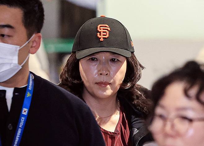 김경 서울시의원이 지난 11일 인천국제공항 제1여객터미널을 통해 귀국하고 있다. 김 의원은 과거 2022년 지방선거 당시 더불어민주당 소속이던 강선우 의원에게 공천헌금 1억원을 전달한 의혹을 받고 있다./뉴스1