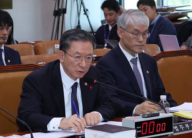 정성호 법무부 장관이 7일 오후 서울 여의도 국회에서 열린 법제사법위원회 전체회의에서 의원 질의에 답변을 하고 있다. 2026.01.07. 서울=뉴시스