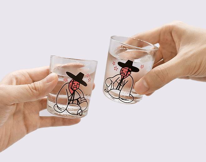 ‘뮷즈’ 취객 변색 잔 세트. 국립박물관문화재단 제공