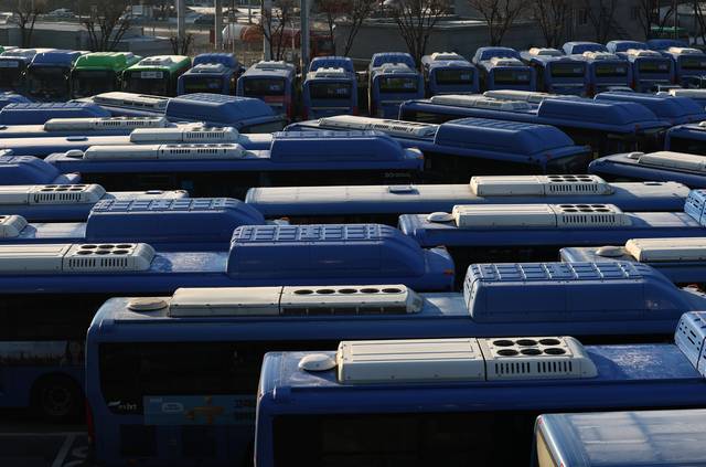 서울 시내버스 노동조합이 무기한 전면파업에 돌입한 13일 서울 한 버스공영차고지에 서울 시내 버스들이 주차돼 있다. [연합뉴스 제공]