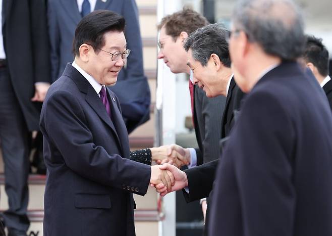 일본 순방 일정에 나선 이재명 대통령이 13일 오사카 간사이 국제공항에 도착해 환영객들과 인사를 하고 있다. 뉴스1