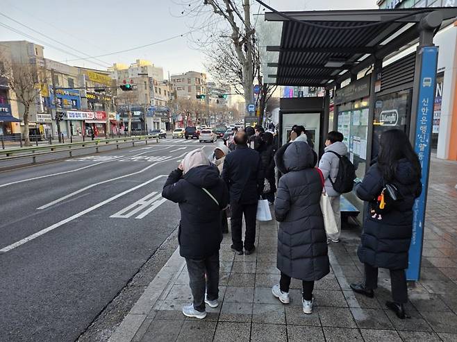 오전 8시 30분께 서울 양천구 신월동 한 버스정류장에서 시민들이 버스를 기다리고 있다. 사진=박성현 기자