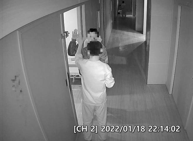 2022년 1월18일 밤 울산시 울주군 반구대병원 5병동 503호실에서 김도진(가명, 32)씨의 목을 조르고 발로 등을 밟아 살해한 이들이 30분 여분 뒤 간호사가 다녀가자 웃으며 하이파이브를 하고 있다. CCTV 갈무리