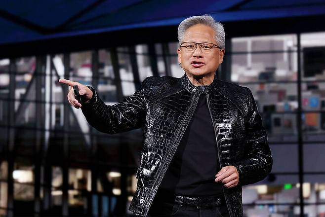 젠슨 황 엔비디아 최고경영자(CEO)가 지난 5일(현지시각) 미국 라스베이거스 퐁텐블로 호텔에서 열린 세계 최대 가전·정보기술(IT) 전시회 ‘시이에스(CES) 2026’에서 기조연설을 하고 있다. 연합뉴스