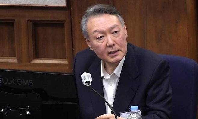 윤석열 전 대통령이 지난해 12월29일 서울 서초구 서울중앙지법에서 열린 내란 우두머리 혐의 속행 공판에 출석해 발언하고 있다. 서울중앙지법 제공