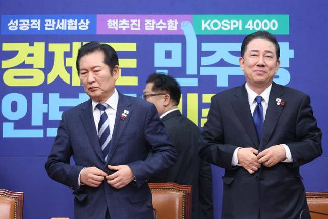 정청래(왼쪽) 더불어민주당 대표와 김병기 원내대표가 2025년 12월 24일 국회에서 열린 최고위원회의에 참석하고 있다. 뉴스1