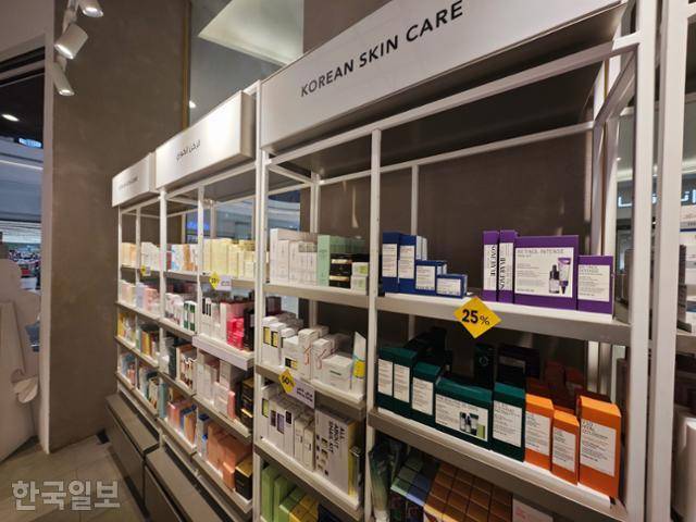지난달 17일 사우디아라비아 수도 리야드의 한 대형쇼핑몰 화장품점에 한국 화장품이 진열되어 있다. 리야드=김진욱 기자