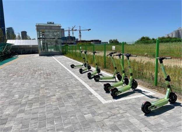 인천 송도달빛축제공원역 2번 출구 앞에 조성된 PM 전용 주차장. 기사와 직접 관련 없음. 인천시 제공