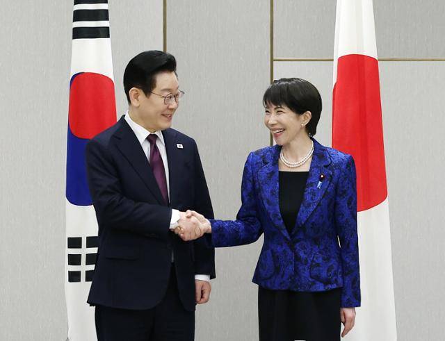 이재명 대통령과 다카이치 사나에 일본 총리가 13일 일본 나라현 회담장에서 한일 확대 정상회담 전 악수하고 있다. 나라=뉴시스