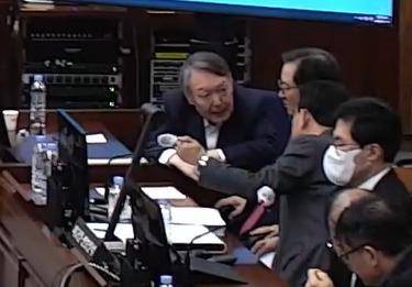 윤석열(맨 왼쪽) 전 대통령이 13일 서울 서초구 서울중앙지법에서 열린 내란 우두머리 혐의 2차 결심공판에 출석해 변호인과 대화를 나누고 있다. 서울중앙지법 제공