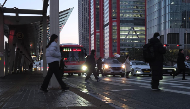 13일 서울 영등포구 여의도환승센터에서 버스를 기다리던 시민들이 시내버스 파업 소식을 듣고 발길을 돌리고 있다. 남병진 기자
