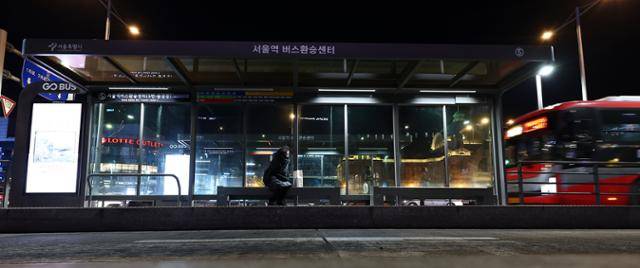 서울 시내버스가 파업에 돌입한 13일, 퇴근 시간인데도 서울 중구 서울역 버스환승센터 정류장이 한산하다. 뉴시스