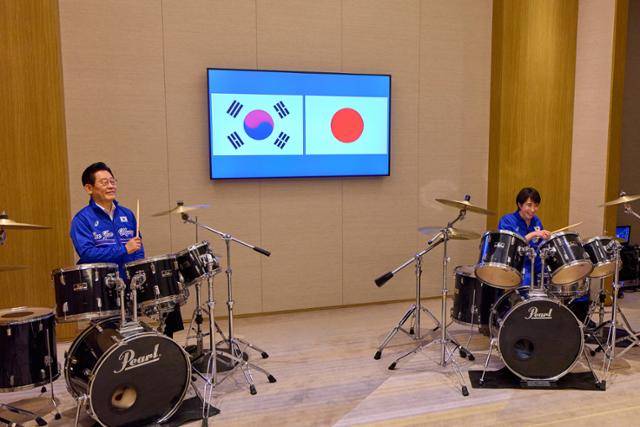 이재명 대통령과 다카이치 사나에 일본 총리가 13일 일본 나라에서 열린 정상회담 후 푸른색 유니폼을 함께 착용하고 즉석 드럼 협주를 하고 있다. 청와대는 이날 한일 정상회담과 관련해 "다카이치 총리가 이재명 대통령에게 드럼 스틱을 선물하고, 즉석에서 드럼 연주 방법을 직접 설명하며 합주를 이끌었다"고 밝혔다. 나라=뉴스1